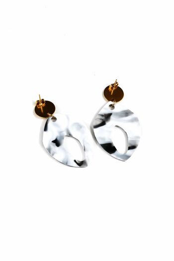 Boucles d'oreilles en marbre noir et blanc : Illuminez votre look avec l'élégance et l'éclat de l'or 2