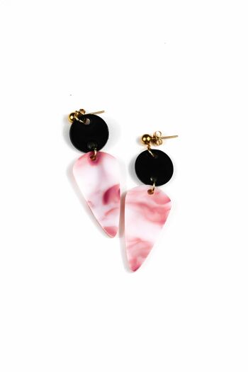 Boucles d'oreilles en marbre rose, blanc et doré : ajoutez une touche de sophistication et de mystère à votre style de tous les jours 2