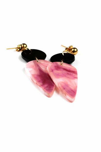 Boucles d'oreilles en marbre rose, blanc et doré : ajoutez une touche de sophistication et de mystère à votre style de tous les jours 3