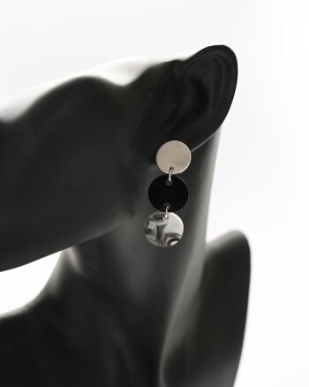 Boucles d'oreilles noires et blanches : brillez comme l'univers avec ces accessoires de mode éblouissants 5