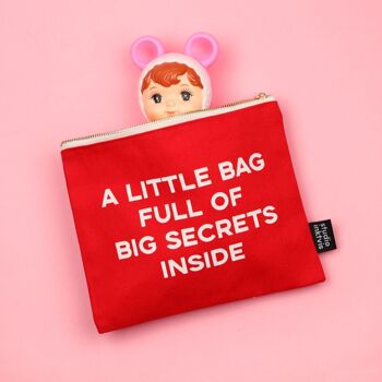 A LITTLE BAG FULL OF BIG SECRETS trousse de maquillage pochette en toile rouge 4