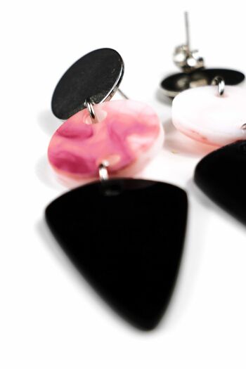 Boucles d'oreilles noires, roses et blanches : ajoutez une touche de chaleur et de charme à votre style avec ces accessoires ensoleillés 4