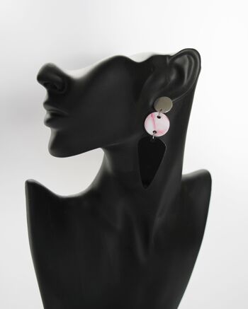 Boucles d'oreilles noires, roses et blanches : ajoutez une touche de chaleur et de charme à votre style avec ces accessoires ensoleillés 5