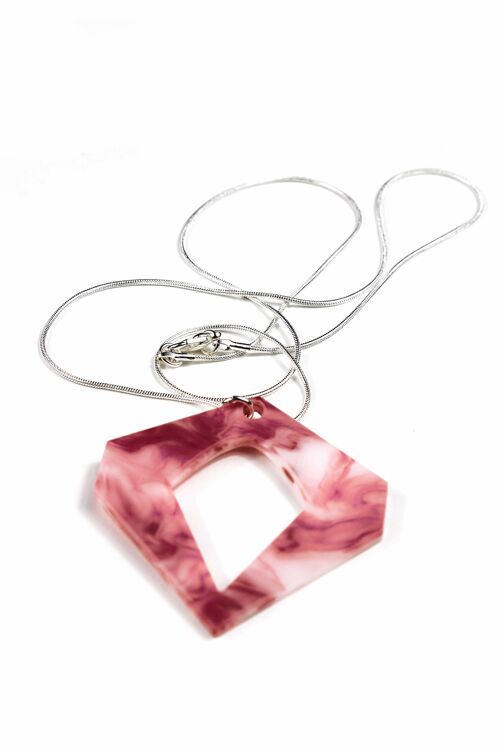 Collar planco y rosa con una cadena de plata: Elegancia Apasionada para un Look Deslumbrante