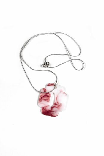 Collier rose et blanc avec chaîne en argent : sophistication et élégance dans un accessoire moderne 1