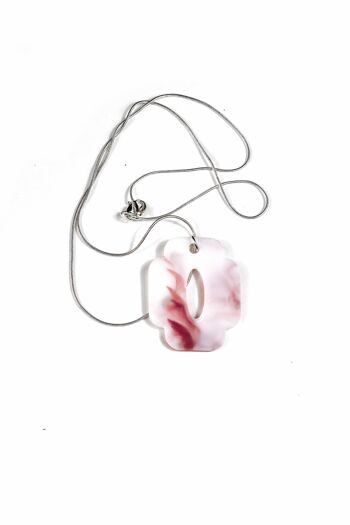Collier rose et blanc avec chaîne en argent : sophistication et élégance dans un accessoire moderne 2