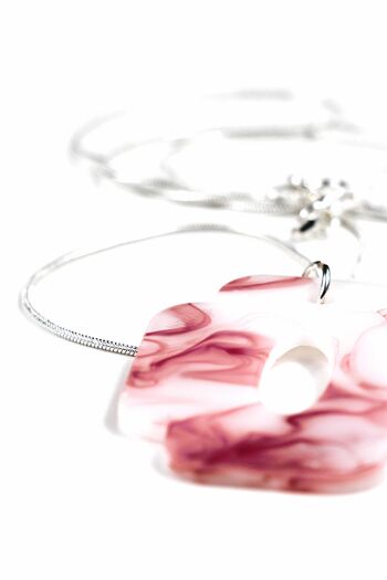 Collier rose et blanc avec chaîne en argent : sophistication et élégance dans un accessoire moderne 3