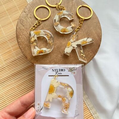 Daisy keychain with 26 letters made of epoxy resin