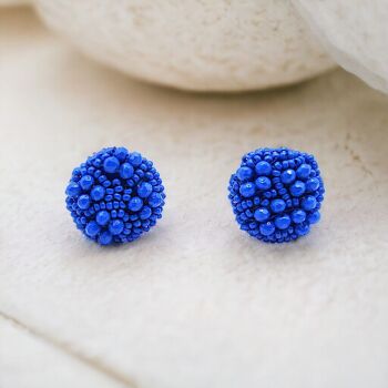 Boucles d'oreilles à tige en grappe de perles bleu royal 2