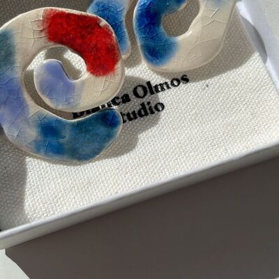 Sommerliche mehrfarbige Spiral-Ohrringe aus heller Keramik