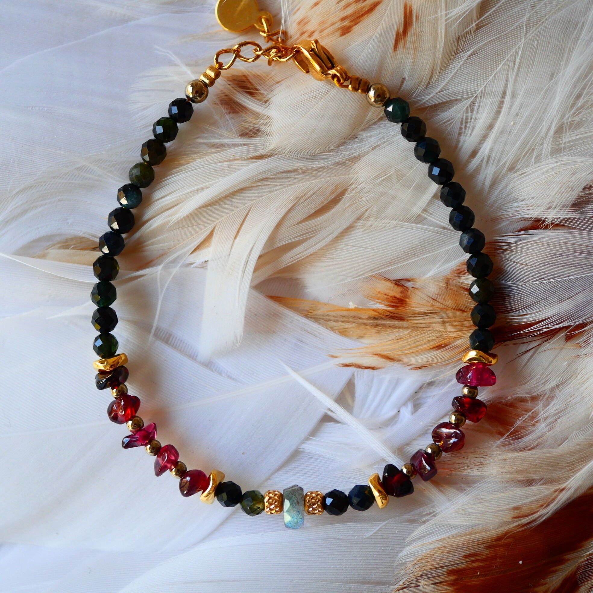 Aliya-Armband mit grünem Turmalin und Granaten