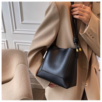 AnBeck “Keep it Classic” medium shoulder handbag with inner pocket (black)