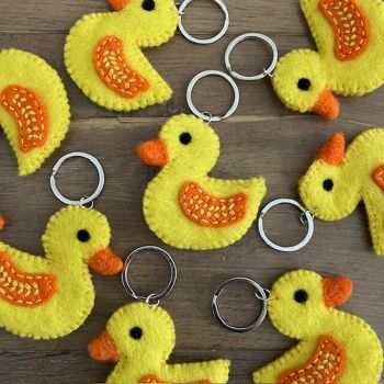 porte-clés de canard durable - plat - jaune - laine feutrée - fait main au Népal 3