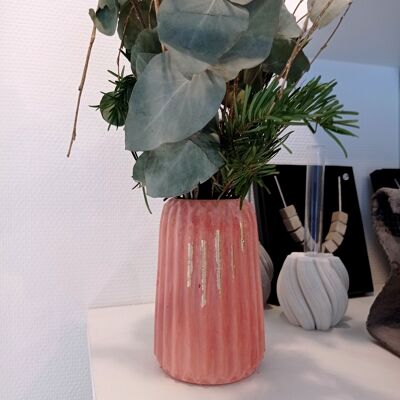 Vase aus pigmentiertem Beton mit Terrakotta-Effekt