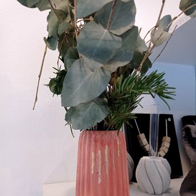 Vase aus pigmentiertem Beton mit Terrakotta-Effekt