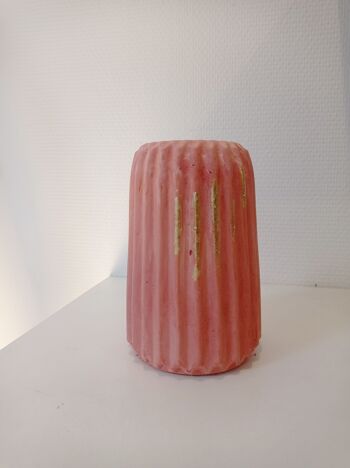Vase en béton pigmenté effet terracotta 2