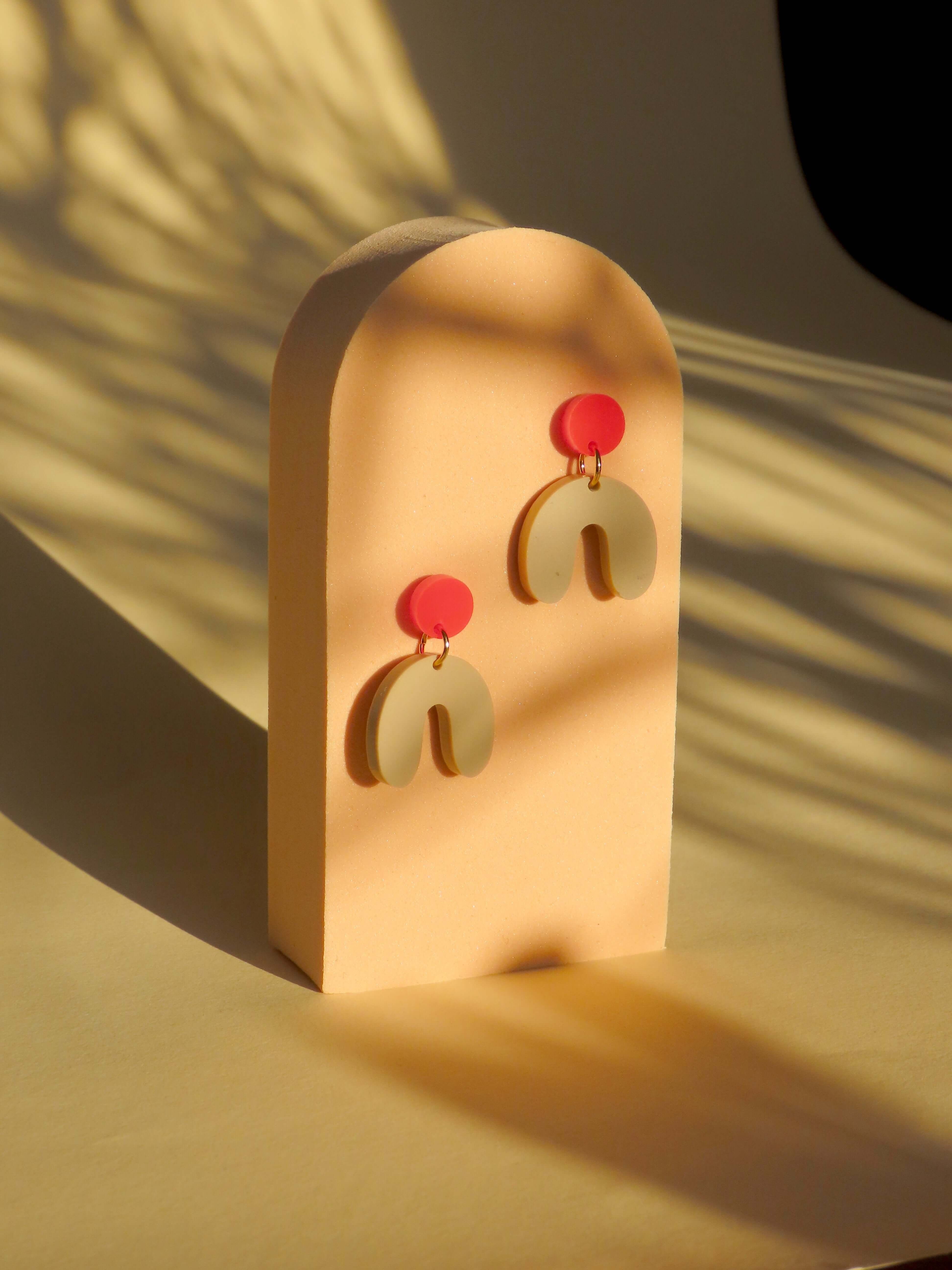 Kleine Arch Bogen Ohrringe in feuerrot beige