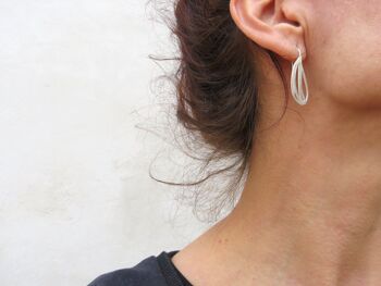 Boucles d'oreilles pendantes Naturalist Design en argent mat 2