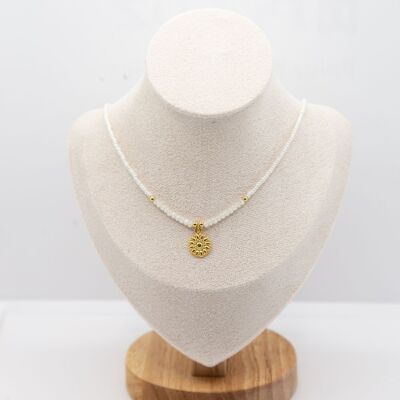 Girocollo in filigrana realizzato con perle di vetro in un elegante ciondolo in oro 24K