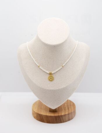 Tour de cou en filigrane composé de perles de verre dans une élégante breloque en or 24 carats 1