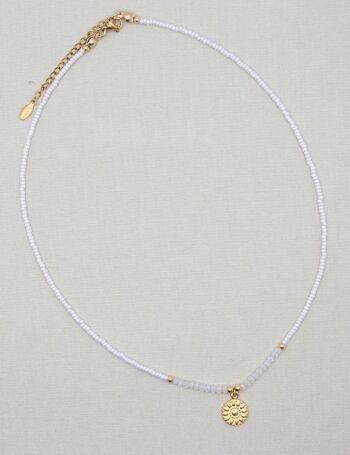 Tour de cou en filigrane composé de perles de verre dans une élégante breloque en or 24 carats 12