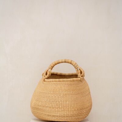Raffia basket with a natural handle