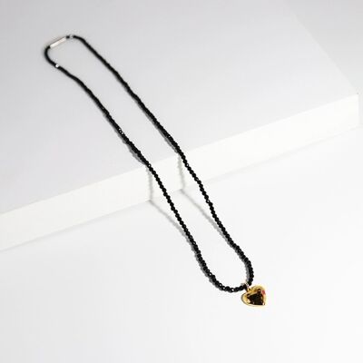 Collana sottile con perline sfaccettate di spinello nero e ciondolo a forma di cuore dorato