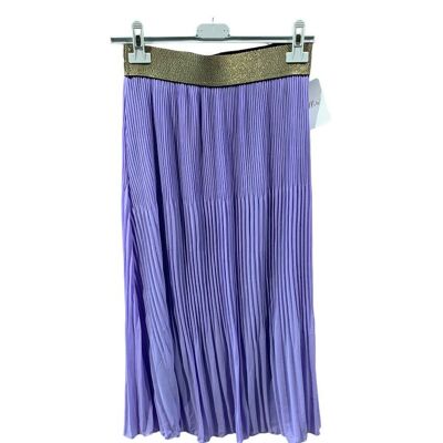 Plain pleated skirt with gold band