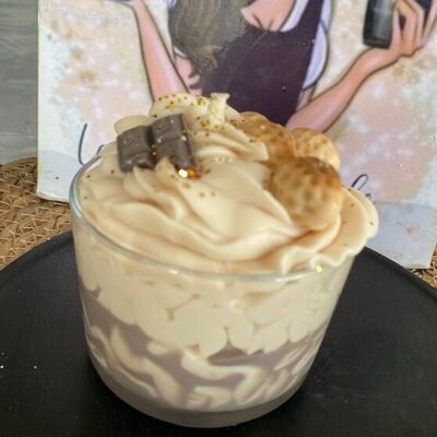 Gourmet peanut and chocolate candle