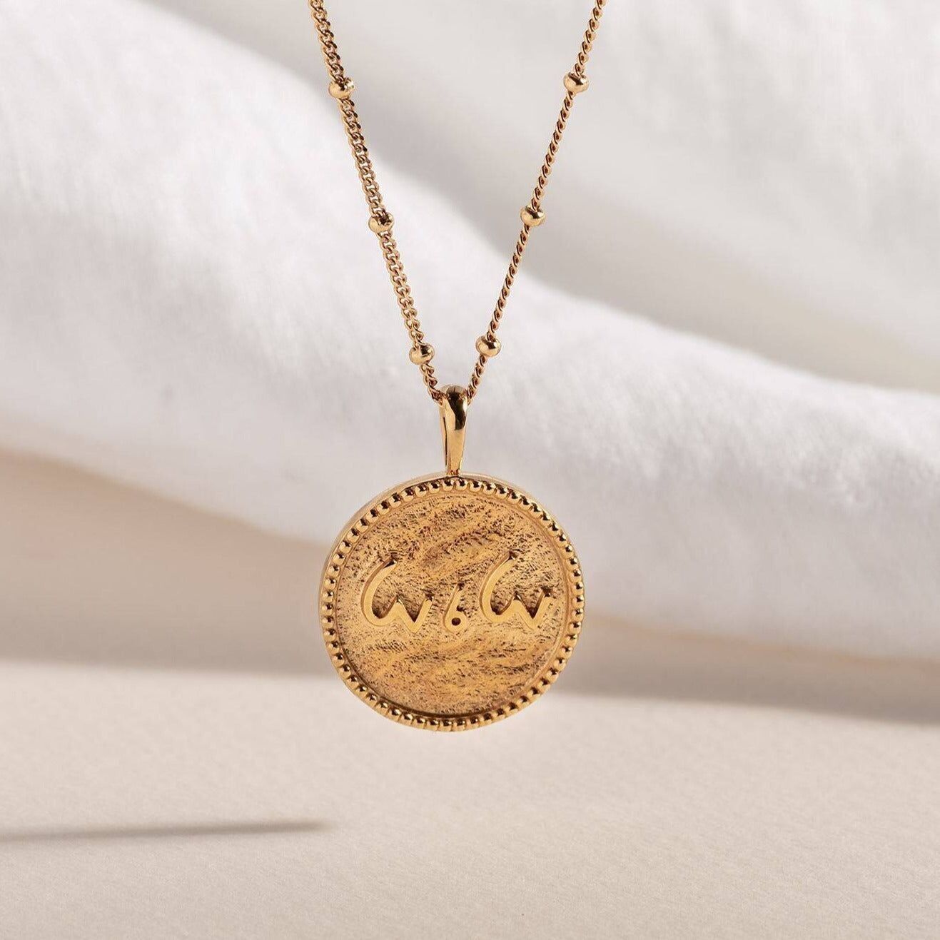 Collana con moneta d'oro abbreviata "Love is Love".