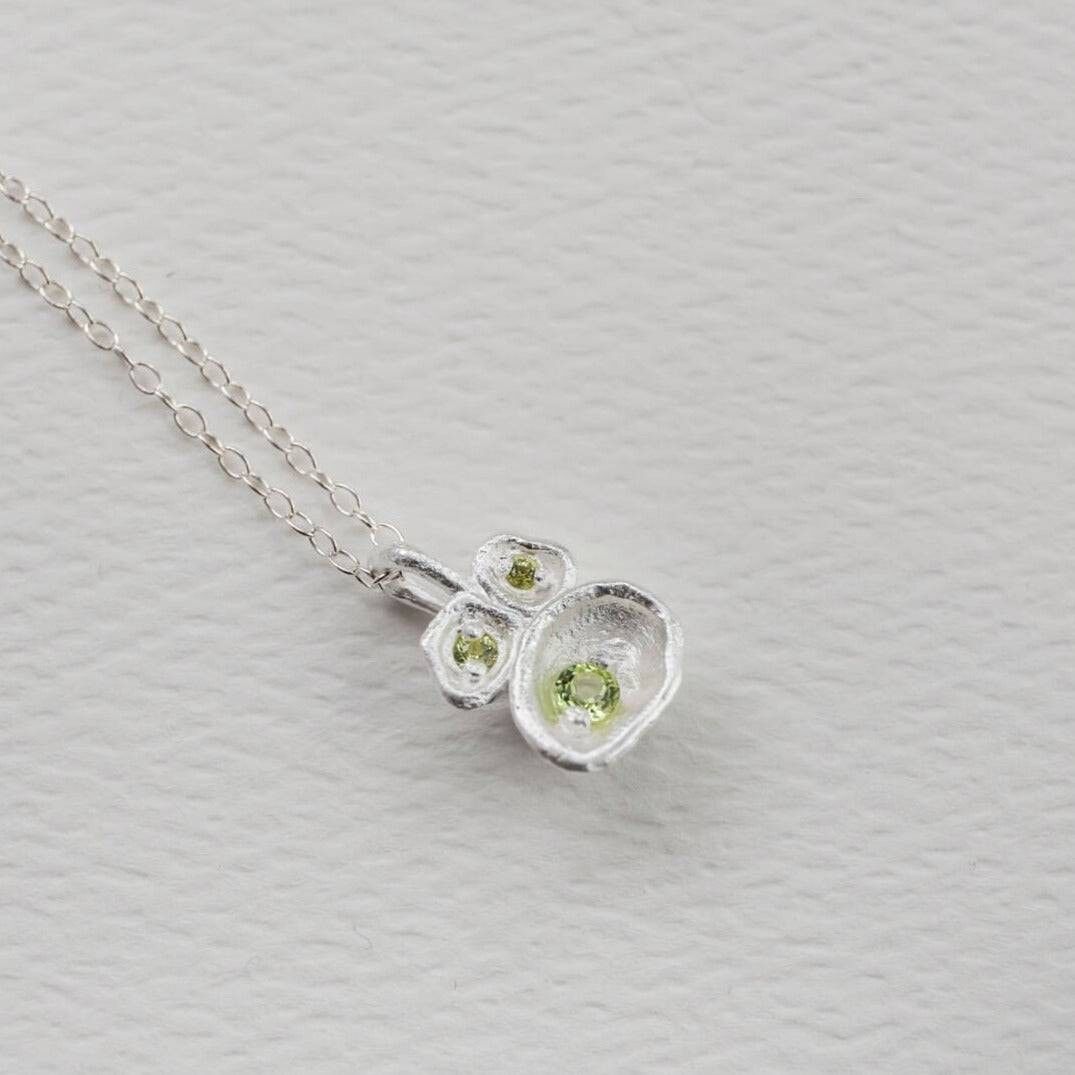 Collana con pendente in peridoto e lichene in argento
