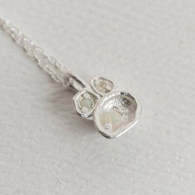Collana con pendente in opale e lichene in argento
