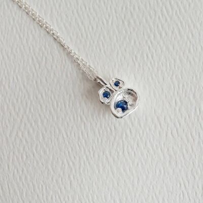 Collana con pendente in zaffiro blu e lichene in argento