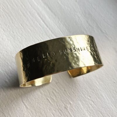 Brazalete de latón crudo martillado "Hello Sunshine"