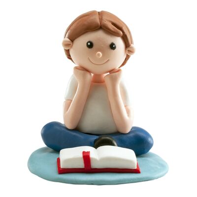 FIGURA DE CLAY DE COMUNIÓN NIÑO SENTADO 8CM