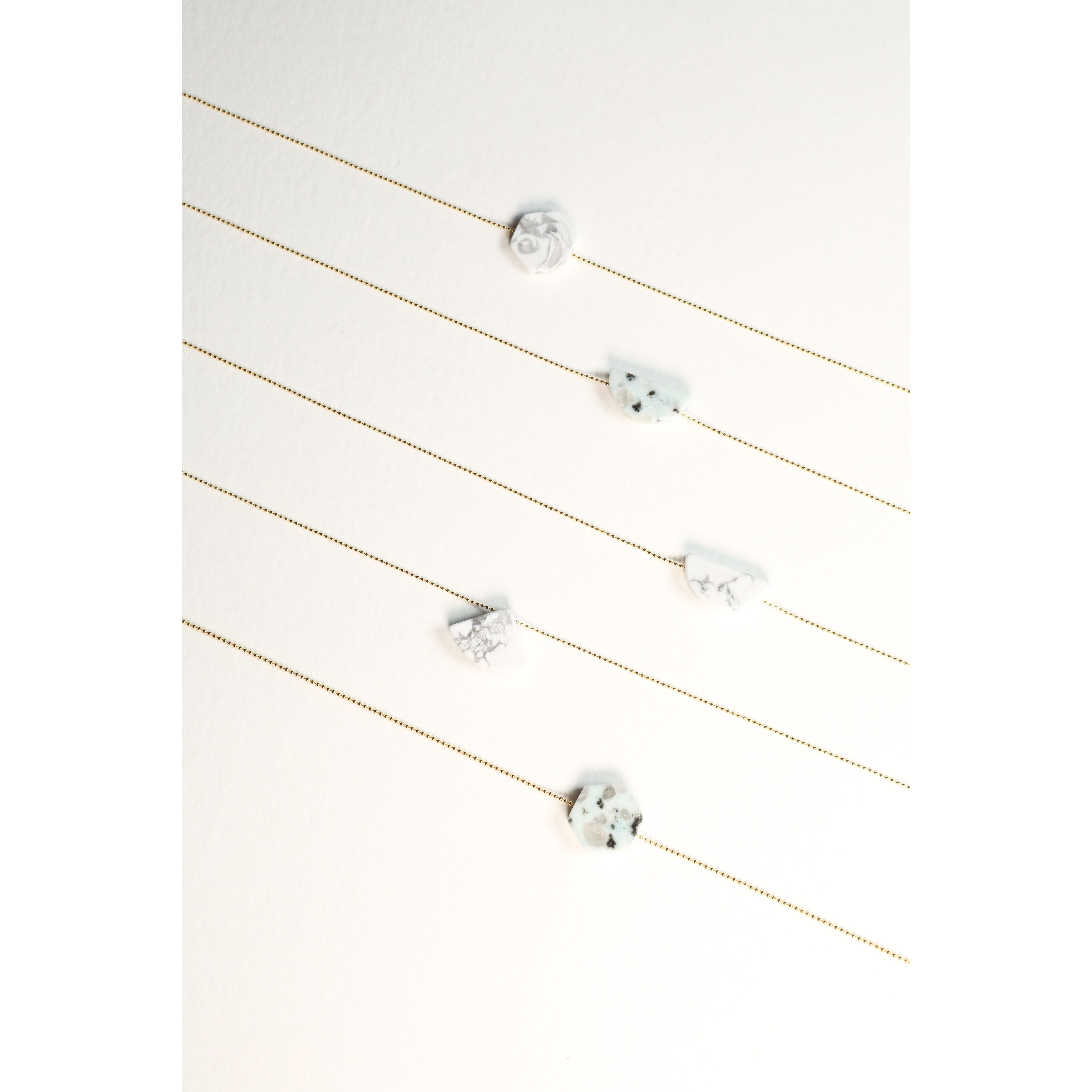 Collier de pierres précieuses géométriques