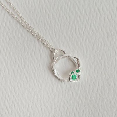 Collana con cerchio e ramo di smeraldo e argento (piccola)