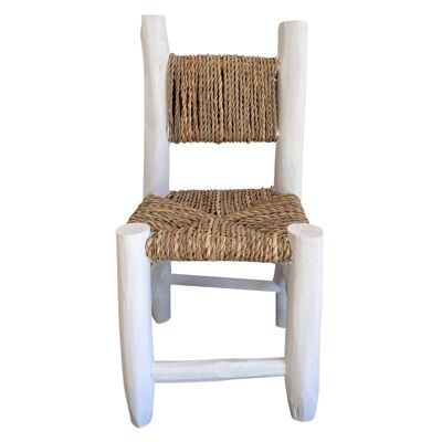 Silla infantil de madera blanca.