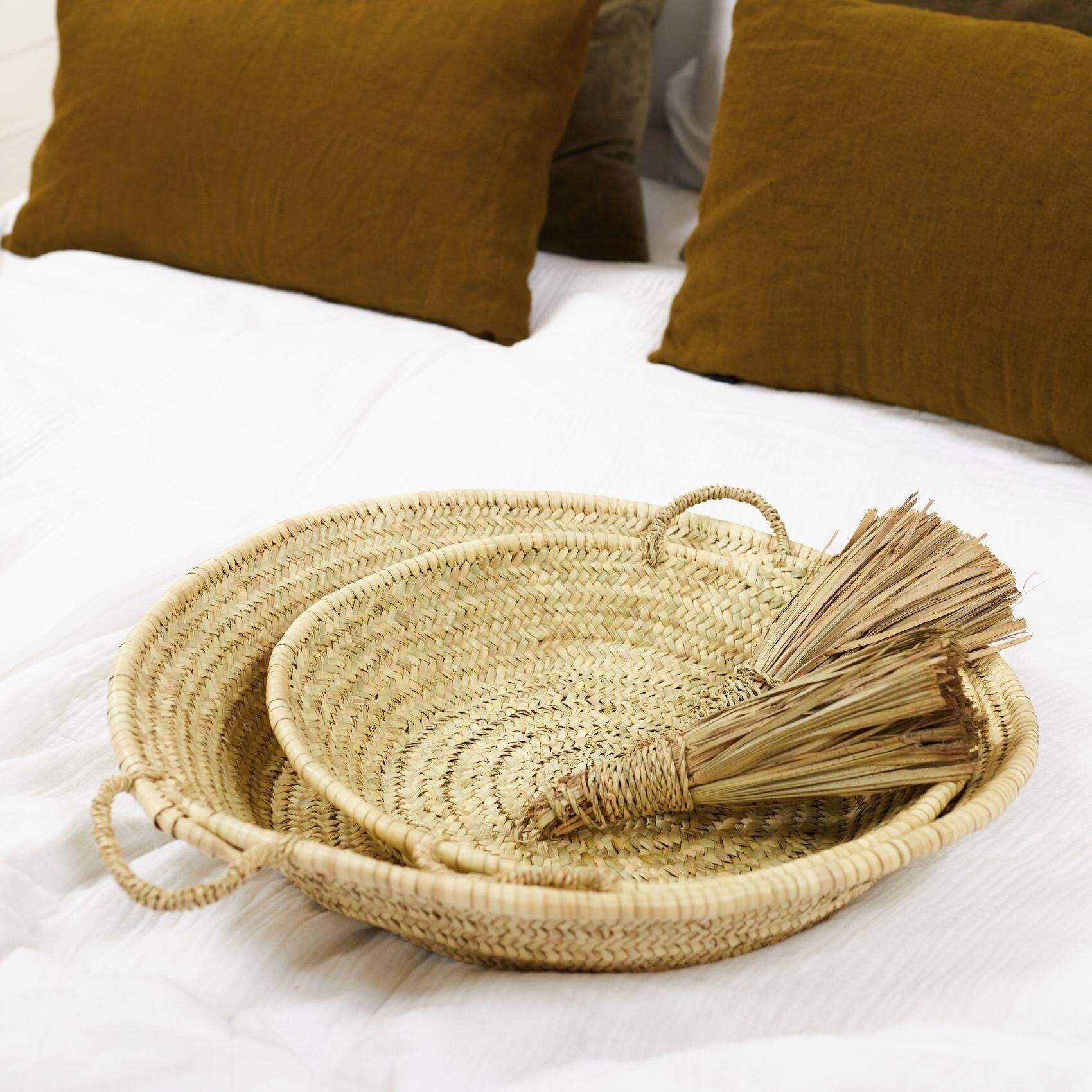 Flat basket with handles