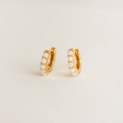 Huggie-Ohrringe aus weißem Opal und Gold