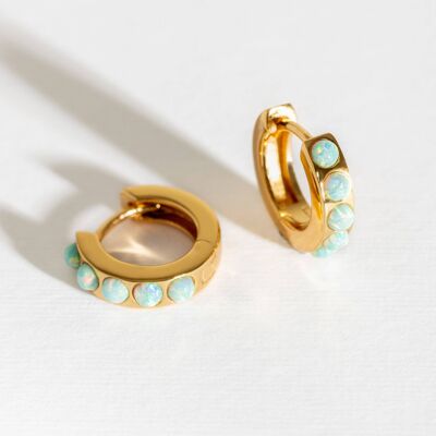 Mondgelber Opal und goldene Huggie-Ohrringe