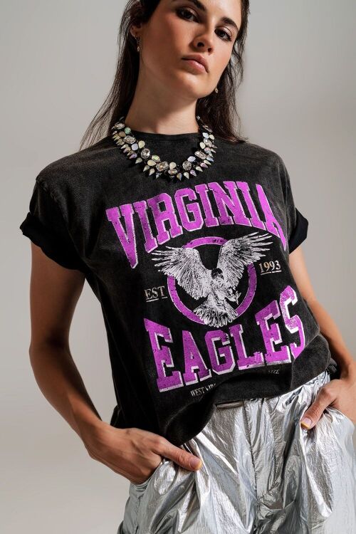 Camiseta negra con texto Virgina Eagels en rosa