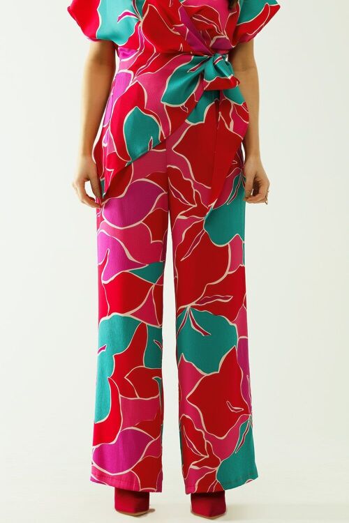 Pantalón ancho de color satinado con diseños florales.