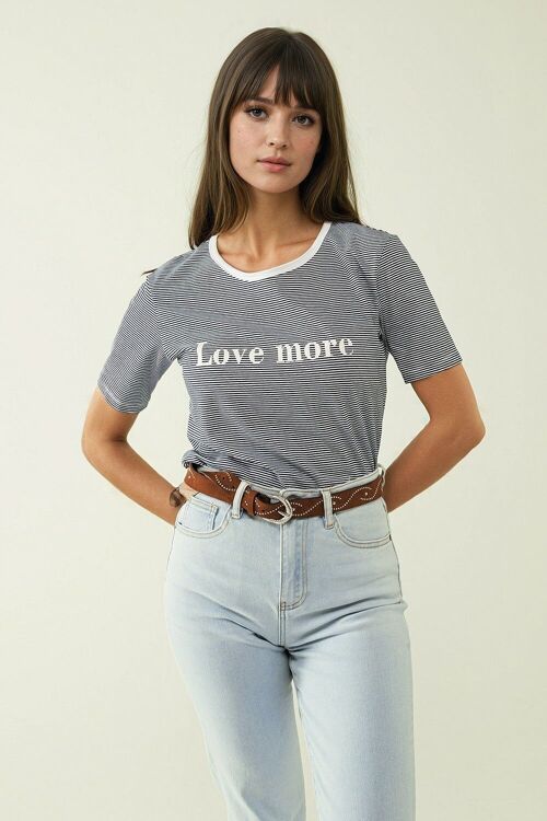 Camiseta blanca con rayas negras y texto Love More
