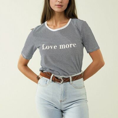 Camiseta blanca con rayas negras y texto Love More