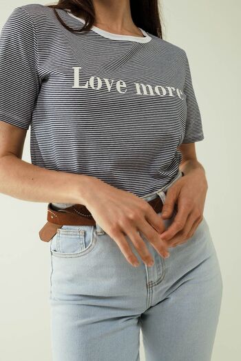 Camiseta blanca avec rayas negras et texte Love More 4