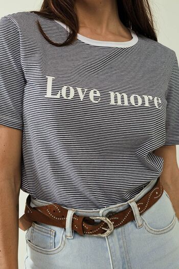 Camiseta blanca avec rayas negras et texte Love More 5