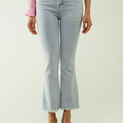 Jeans flare azul claro con cinco bolsillos y terminaciones sin costuras