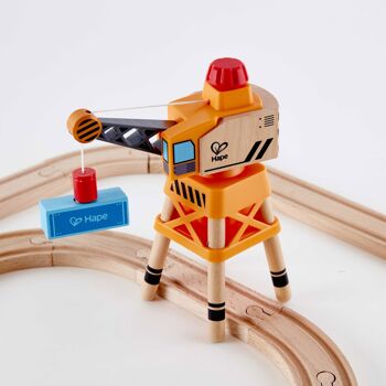 Hape - Jouet en bois - Circuit de train cargo 4