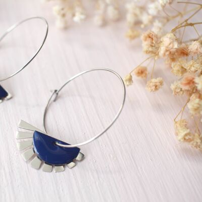 Gli orecchini d'argento felici
colore blu navy